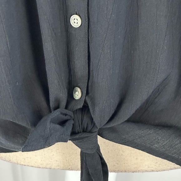 Style & Co Short Sleeve Button Down Textured Tie-Hem Top - Black - size 1X - Picture 5 of 10